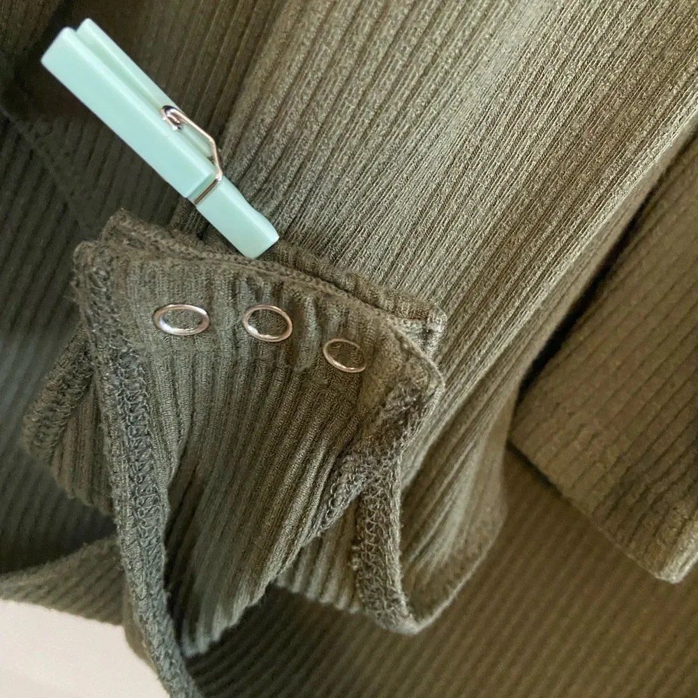 Aeropostale GUC Sz-XS Ribbed Bodysuit-3 Small Snaps-Long Sleeves, Low V-Neckline - Picture 15 of 16